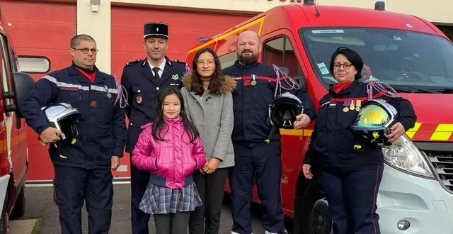 photo  remise en présence du chef de centre et de son adjointe.  &copy;  le maine libre 