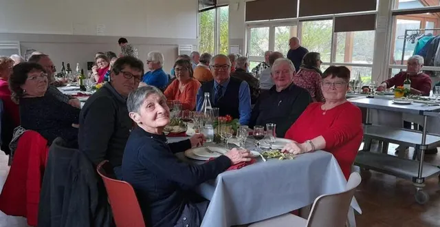 photo  les adhérents de l’unc, réunis autour d’un repas  &copy;  le maine libre 