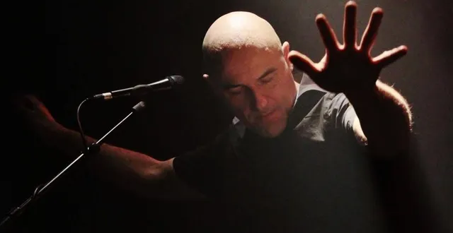 photo  dominique a, salle jean-carmet, en 2016. toujours très émouvant sur scène, le chanteur revient défendre son nouvel album ce mardi 6 décembre 2022.  &copy;  archives ouest-france 