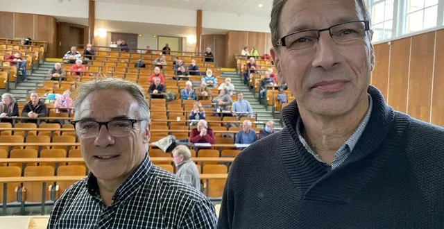 photo  l’assemblée générale, à rouillon dans la sarthe, de l'union syndicale apicole sarthoise (usas) a tenu son assemblée générale. avec luc rigal, son président (à gauche). et frank alétru, président du syndicat national de l'apiculture (sna).  &copy;  ouest-france 