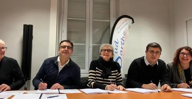 photo  la communauté de communes sud sarthe, mayet et le lude ont signé la convention d’adhésion au programme petites villes de demain avec l’état.  &copy;  ouest-france 