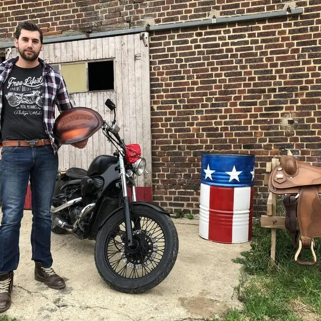 photo jérémy chesneau fabrique des selles de moto qu’il vend dans le monde entier.  ©  photo archives le maine libre