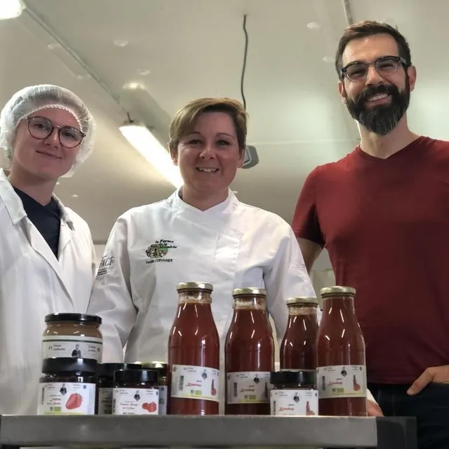 photo avec le ketchup bio, mélanie corvaisier (au centre) et la ferme de la métairie ont ajouté une corde à leur arc.  ©  archives le maine libre