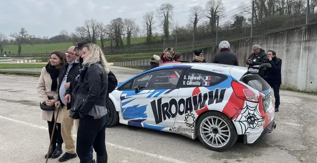 photo  la voiture de rallye est spécialement aménagée pour les personnes en situation de handicap.  &copy;  ouest-france 