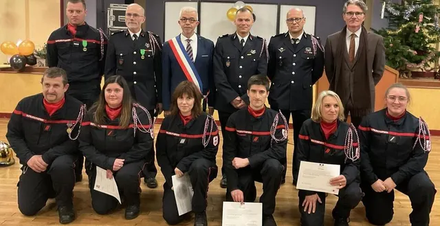 photo  promus et médaillés avec laurent marting, premier vice-président du sdis, le lieutenant erwan dano, représentant le directeur du sdis, et le maire de sainte-gauburge.  &copy;  ouest-france 