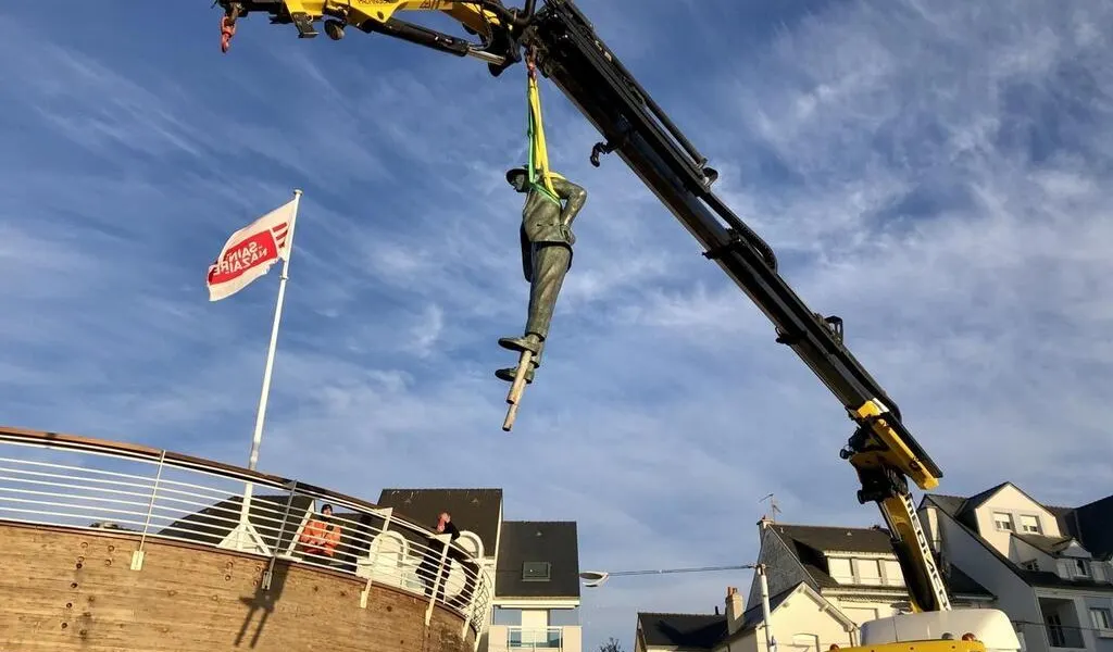 SaintNazaire. À SaintMarc, Monsieur Hulot regarde à nouveau la mer