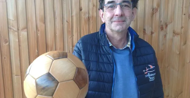 photo  didier ouvrard avait offert ce même ballon au président de la république en 2019.  &copy;  le maine libre 