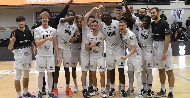 photo  la joie des rennais, qui pointent du doigt cheick-sekou-condé, auteur des deux lancers francs victorieux face au cep lorient.  &copy;  jocelyne régent 