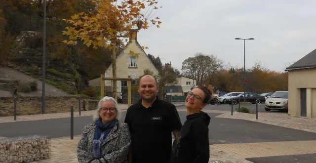 photo  les organisateurs du premier marché de noël sur la place robert-schuman.  &copy;  co 