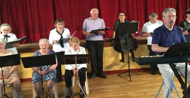 photo  après les années 60, la chorale, conduite par loïc gaonac’h ouvre son répertoire sur noël, qui approche.  &copy;  ouest-france 