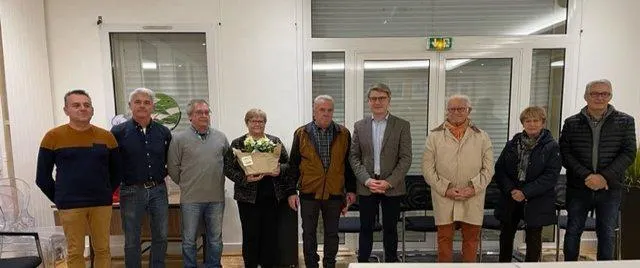 photo  philippe goupil aura connu cinq maires différents. ils étaient réunis pour son départ à la retraite.  &copy;  le maine libre 