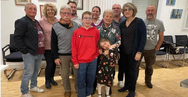 photo  annie justice (4e à droite), aux côtés de catherine gauthier, première adjointe, entourées des proches lors de ce vernissage à la mairie.  &copy;  ouest-france 