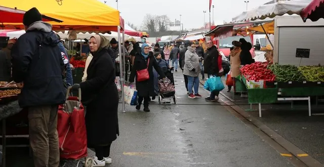 photo  quartier monplaisir, à angers, le marché du dimanche matin offre des prix très bas. délocalisé depuis 2019, il n’est plus sur la place de l’europe, où se concentre la pauvreté.  &copy;  ouest-france 