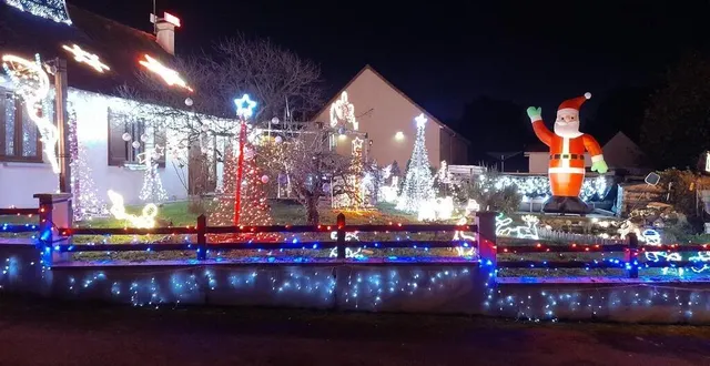 photo  le père noël trône fièrement parmi les illuminations du jardin de jessy et laurine.  &copy;  le maine libre 