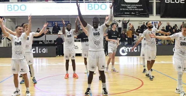 photo  cheick sekou-condé (au centre) a été le héros rennais avec ses deux lancers francs décisifs à quatre dixièmes du buzzer.  &copy;  jocelyne régent 