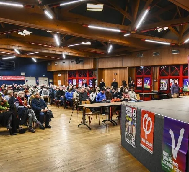 photo sympathisants et militants de la france insoumise réunis pour ce premier meeting depuis les élections législatives.  ©  le maine libre denis lambert