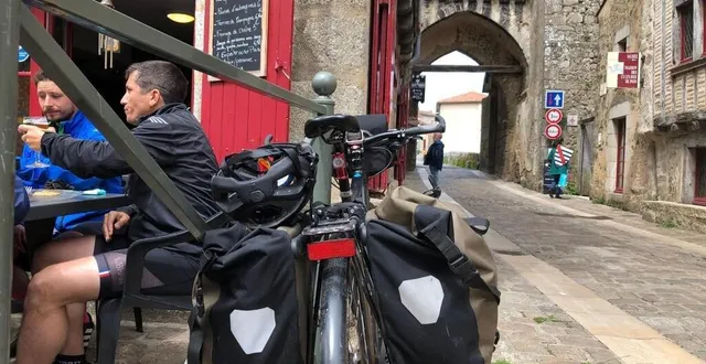 photo  tous les ans, des milliers de touristes empruntant la vélo francette traversent la ville médiévale de parthenay.  &copy;  archives co 