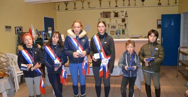 photo  samedi matin, six jeunes cavaliers médaillés cet été à lamotte-beuvron, ont été mis à l’honneur au haras de la chéchinière.  &copy;  ouest-france 