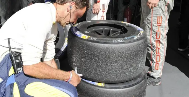 photo  fini de chauffer les pneus pendant les essais et en course.  &copy;  archives le maine libre – yvon loue 