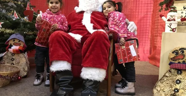 photo  sema et gunes ont apprécié poser avec le père noël après avoir récupéré leurs cadeaux offerts par le rotary club de sablé-sur-sarthe.  &copy;  ouest-france 