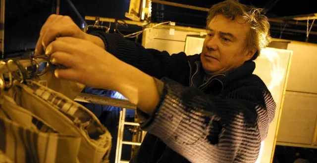photo  françois tanguy, metteur en scène et scénographe, participait activement à la préparation des décors du radeau. sa brutale disparition marque la fin de quarante années de créations, bousculant avec fougue les codes du théâtre.  &copy;  archives ouest-france 