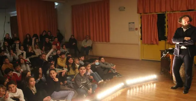 photo  après le spectacle, les collégiens ont beaucoup échangé avec rodolphe dekowski, comédien, à droite.  &copy;  ouest-france 