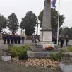 photo  les sapeurs pompiers volontaires et les autorités ont déposé une gerbe au monument aux morts lors de la sainte-barbe. 