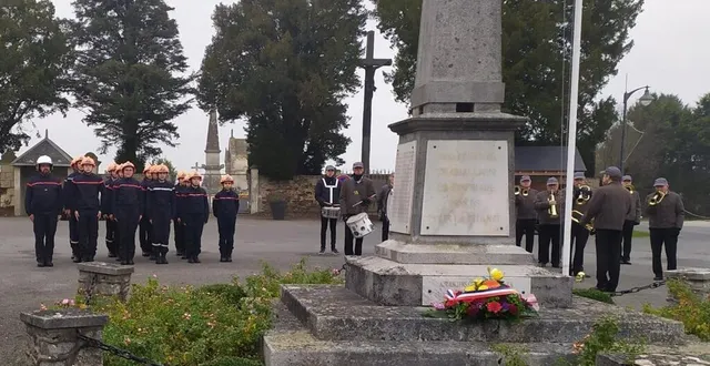 photo  les sapeurs pompiers volontaires et les autorités ont déposé une gerbe au monument aux morts lors de la sainte-barbe.  &copy;  co 