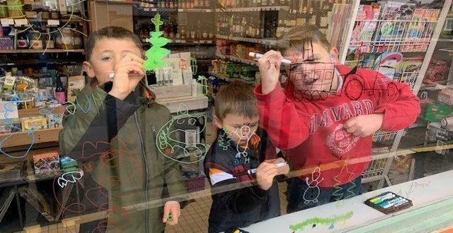 photo  lilian 7 ans, sacha 6 ans et loan 9 ans ont participé à la décoration de la vitrine de l’épicerie.  &copy;  le maine libre 