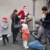 photo  le père noël a rendu une visite à l’école. 