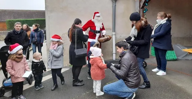 photo  le père noël a rendu une visite à l’école.  &copy;  le maine libre 