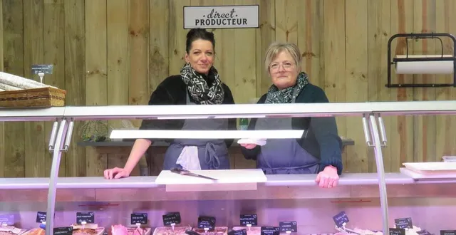 photo  marie-ange et isabelle, vendeuses à la charcuterie à la ferme à la drouerie à trangé, accueillent maintenant dans la nouvelle boutique les clients le vendredi après-midi et le samedi matin.  &copy;  le maine libre 