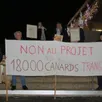photo  des membres du collectif « non aux 18 000 canards trangé » sont venus mardi 6 décembre en soirée manifester devant la mairie leur opposition à ce projet. 