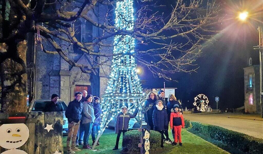 EN IMAGES - Pour Noël, deux Creusois installent une tour Eiffel lumineuse  dans leur jardin - France Bleu