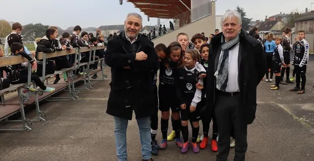 photo  josé de sousa goncalves, pdg de naes group, nouveau sponsor du football-club d’argentan (fca), et hubert bayer, président du fca.  &copy;  ouest-france 