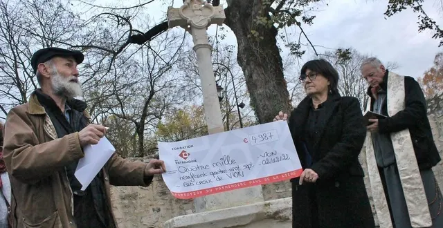photo  la maire de vion, brigitte têtu-édin, a reçu un chèque symbolique des mains de françois pasquier, conseiller technique de la fondation du patrimoine, lors de la bénédiction des croix restaurées, vendredi 2 décembre 2022.  &copy;  ouest-france 