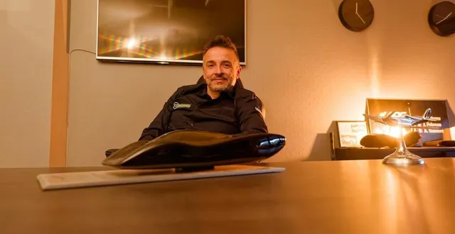 photo  jocelyn pedrono, président de pescarolo sport dans son bureau de l’itm graduate school qui forme aux métiers de l’automobile, au technoparc des 24 heures du mans.  &copy;  dominique breugnot 