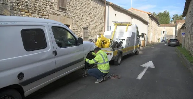 photo  la gendarmerie des deux-sèvres a fait retirer ce jeudi 8 décembre le peugeot partner de leslie, 22 ans, stationné dans le bourg de prahecq près de niort. elle et son conjoint, kévin, 20 ans, n’ont pas donné de nouvelles depuis une soirée dans la commune, fin novembre.    &copy;  co - marie delage 