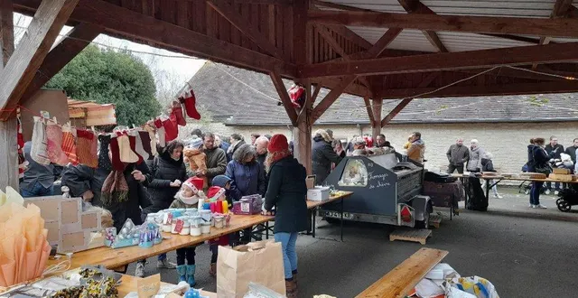 photo  dimanche après-midi, l’école a reçu la visite du père noël. il a distribué des chocolats et été accueilli par les chants des enfants. distribution des sapins, vente aux différents stands ont permis la préparation de noël. même les amateurs de foot ont pu regarder le match de l’équipe de france.  &copy;  ouest-france 