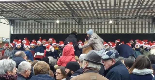 photo  les enfants de l’école sont coiffés du bonnet rouge et blanc pour interpréter quelques chants lors du marché de noël. ce n’est là qu’une infime partie de ce que proposait ce marché, la foule était bien présente.  &copy;  ouest-france 