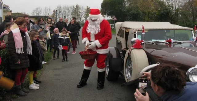 photo  le père noël est arrivé en excalibur 76.  &copy;  ouest-france 