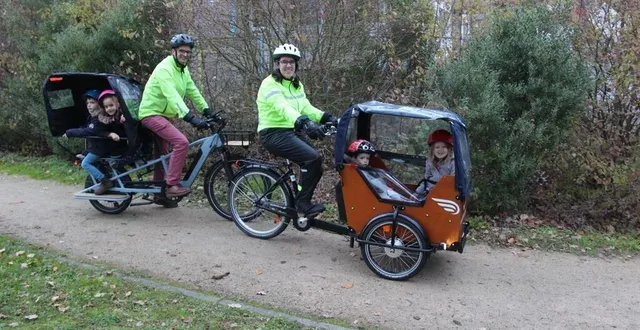 photo  le mans, dimanche 20 novembre 2022. casqués et équipés de tenues réfléchissantes, hélène et antoine de cordoüe ?se déplacent avec leurs quatre enfants à vélo cargo pour les balades, les conduites à l’école, au travail, les rendez-vous médicaux, etc.  &copy;  le maine libre 