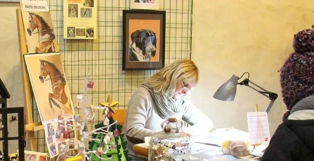 photo  catherine capron propose des portraits d’animaux aux pastels et des fleurs en porcelaine froide, qu’elle réalise chez elle, à nonant-le-pin.  &copy;  d. r. 