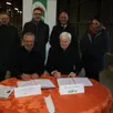 photo  dominique le mèner et arnaud jeanson, à la signature, vendredi 2 décembre 2022, de la convention entre le département et solenat, association ligérienne qui a pour but de développer des projets de services environnementaux. 