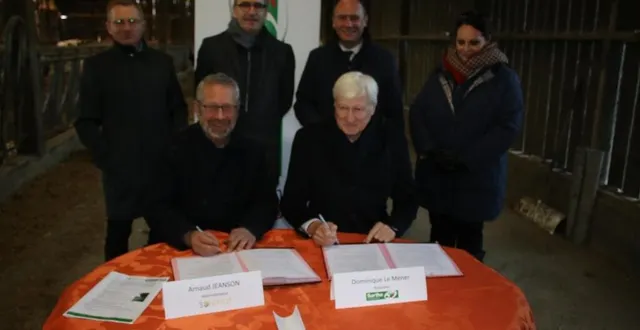 photo  dominique le mèner et arnaud jeanson, à la signature, vendredi 2 décembre 2022, de la convention entre le département et solenat, association ligérienne qui a pour but de développer des projets de services environnementaux.  &copy;  ouest-france 