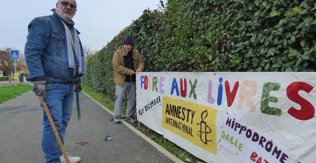 photo  patrick gaudin et bruno havard, militants d’amnesty international, annoncent la prochaine foire aux livres.  &copy;  ouest-france 