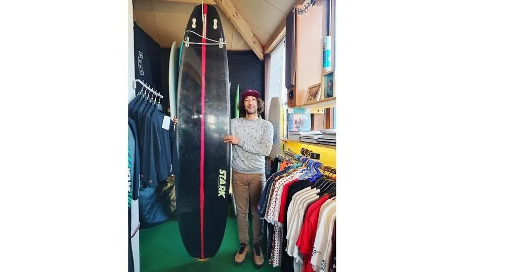 À Erdeven, ouvert il y a un an, le shop de surf No Wax tire un premier
