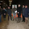 photo  dominique le mener, accompagné de vincent collin, du président de la chambre d’agriculture de la sarthe, d’agriculteurs, d’arnaud jeanson, et d’élus. 