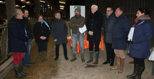 photo  dominique le mener, accompagné de vincent collin, du président de la chambre d’agriculture de la sarthe, d’agriculteurs, d’arnaud jeanson, et d’élus.  &copy;  le maine libre 