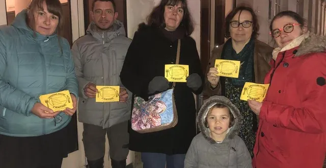 photo  ces parents d’élèves sont venus à alençon, jeudi 8 décembre, pour évoquer le sujet de la cantine scolaire de radon.  &copy;  ouest-france 